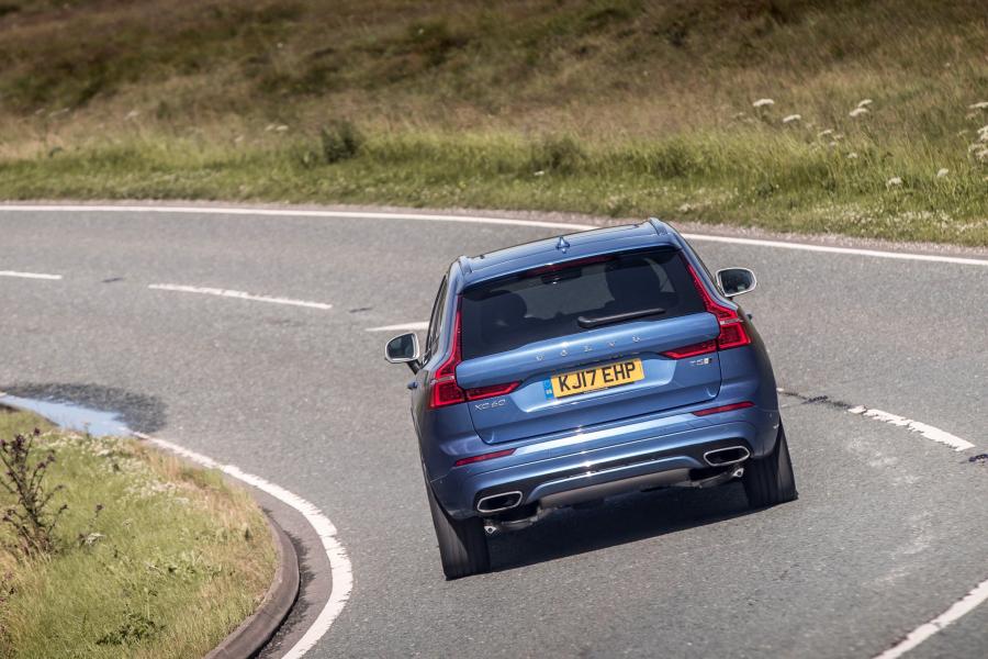  Volvo XC60 T5 R-Design 2017 года  (UK) (фото 7 из 26)